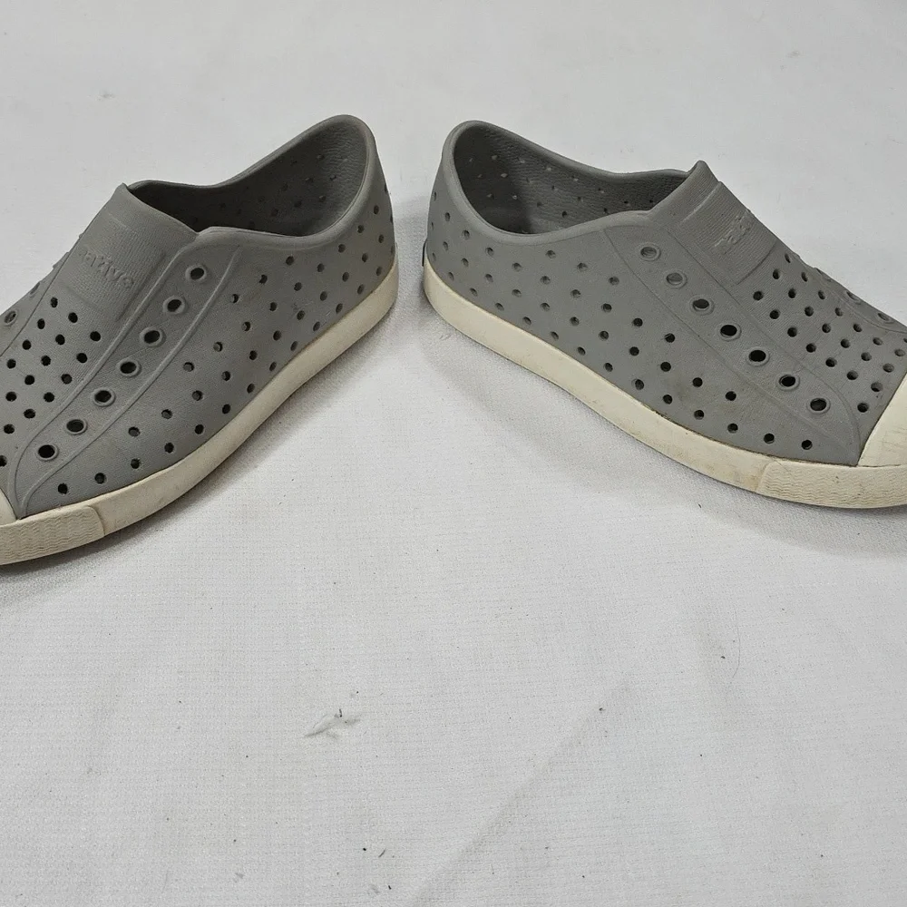 Native Kids Gray Slip-On Shoes Waterproof Outdoors Beach Sz J2‎ GUC READ